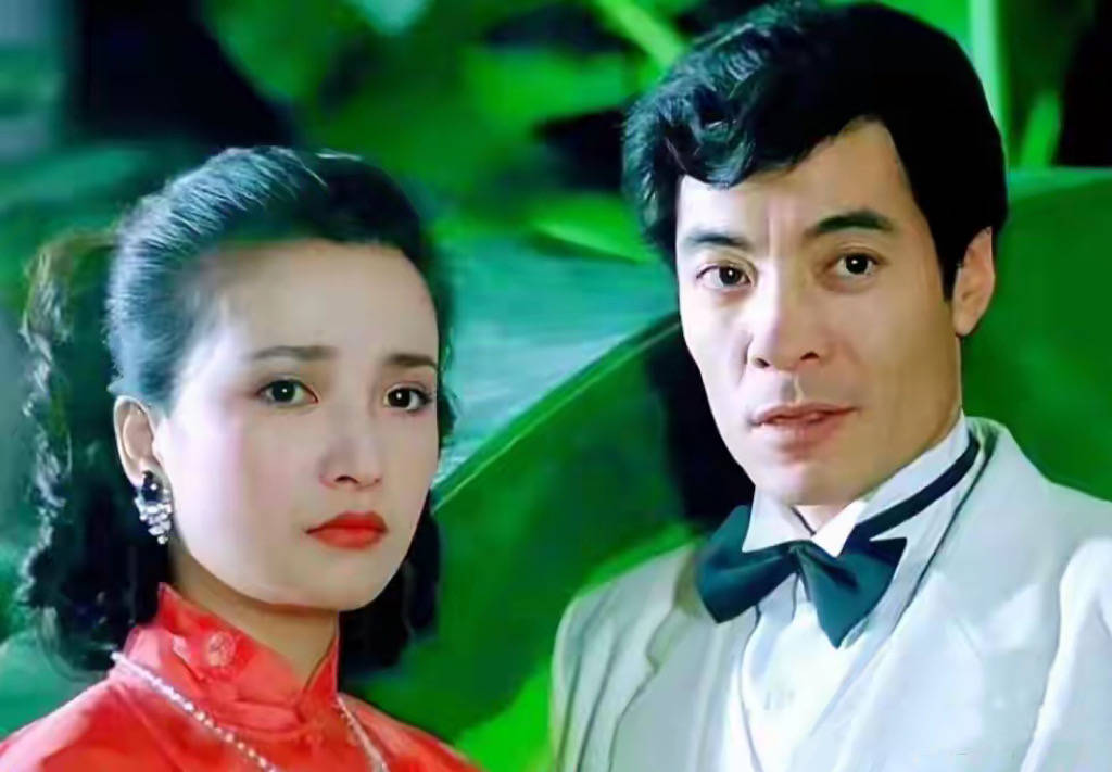 “古典美人”何晴去世，前夫许亚军已赶赴美国，儿子许何才24岁