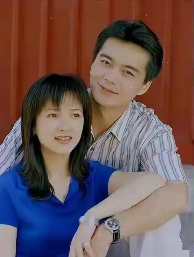 “古典美人”何晴去世，前夫许亚军已赶赴美国，儿子许何才24岁