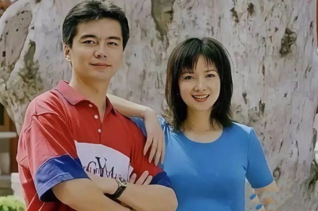 “古典美人”何晴去世，前夫许亚军已赶赴美国，儿子许何才24岁