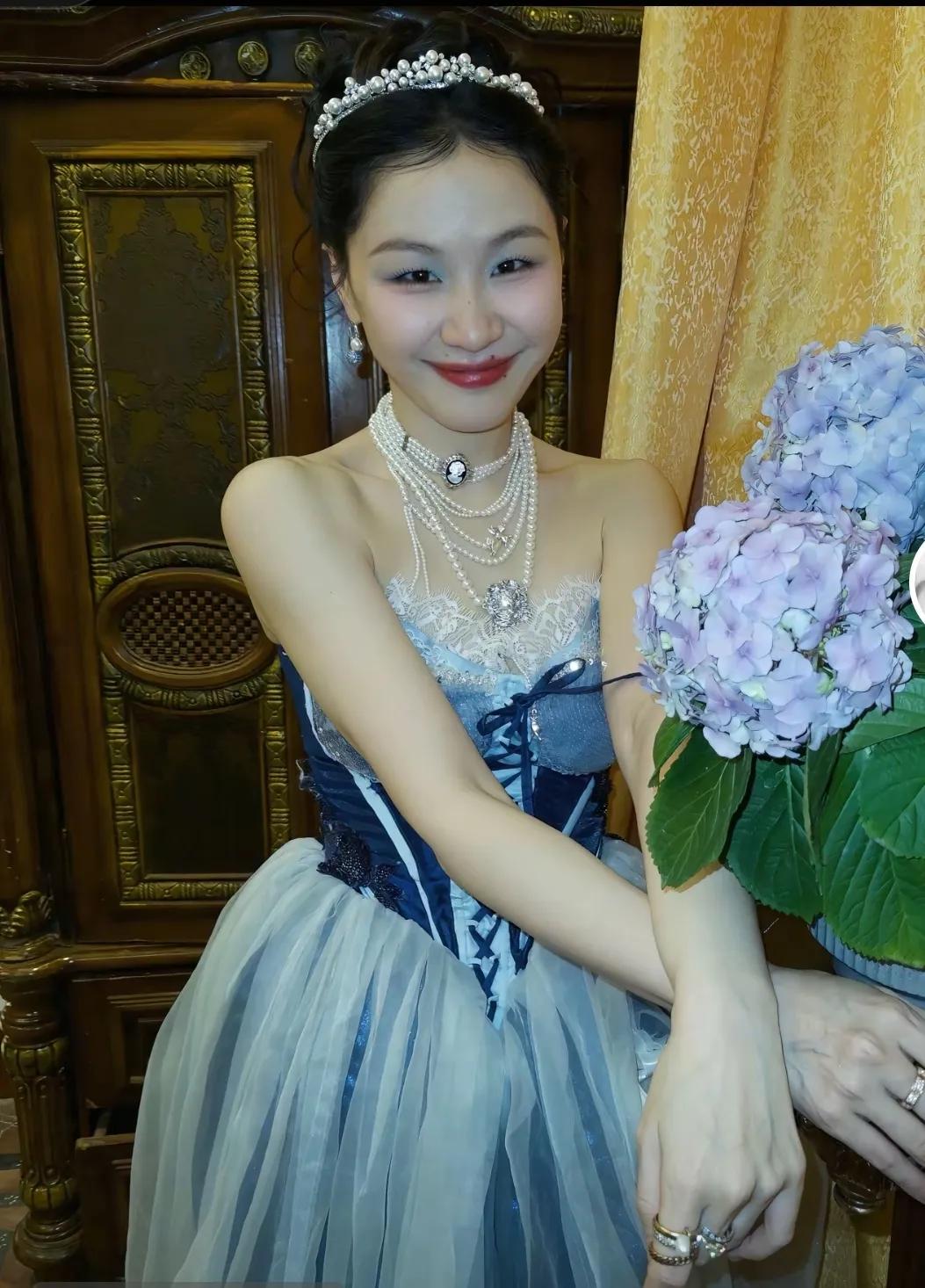 金靖，生娃后靠美貌翻红了