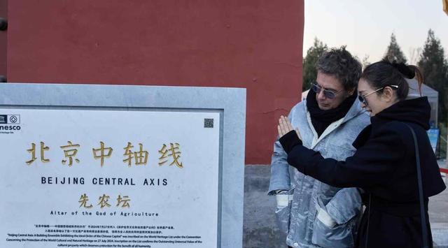 巩俐挽着老外丈夫逛北京，路人拍下后全网疯传，这画面太真实了