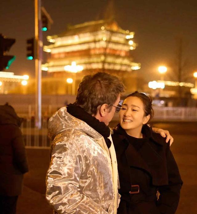 巩俐挽着老外丈夫逛北京，路人拍下后全网疯传，这画面太真实了