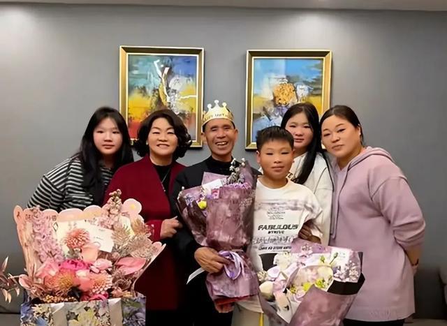 欧豪回平潭给老爸过生日，姐姐携萌娃亮相，简朴套房全家福曝光