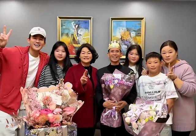 欧豪回平潭给老爸过生日，姐姐携萌娃亮相，简朴套房全家福曝光