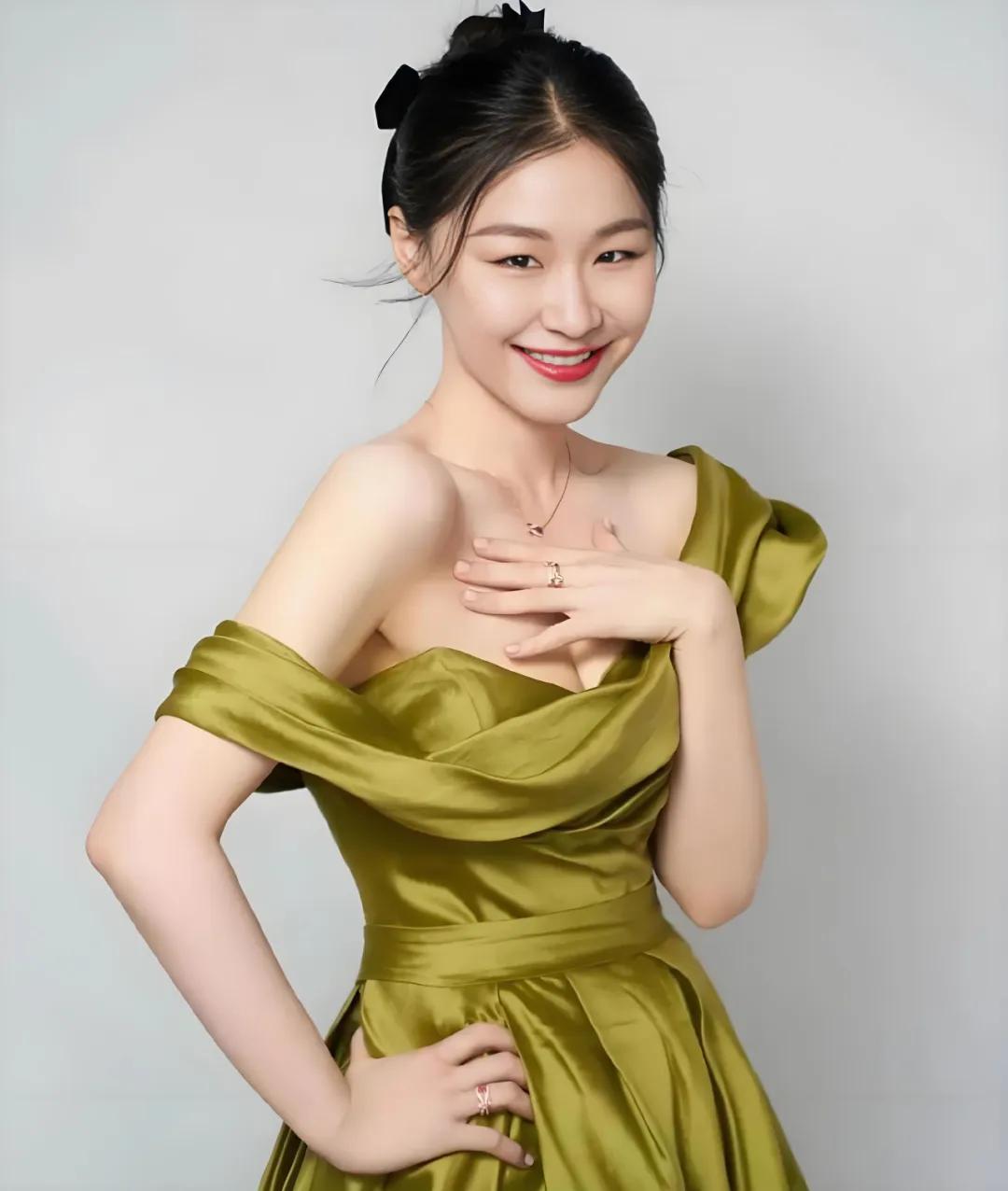 金靖，生娃后靠美貌翻红了