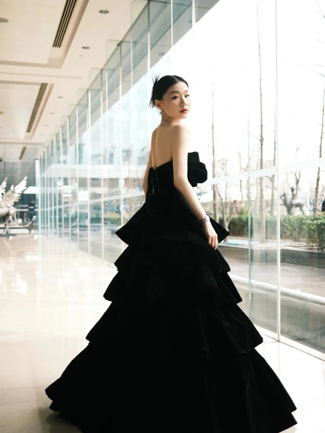 金靖，生娃后靠美貌翻红了