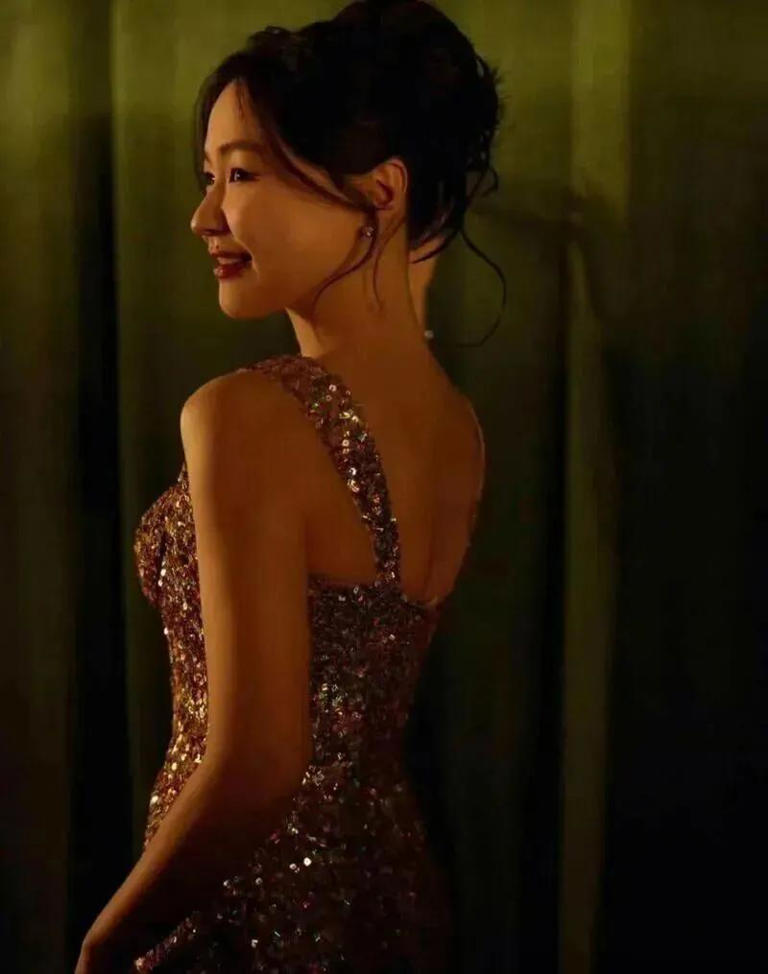 金靖，生娃后靠美貌翻红了