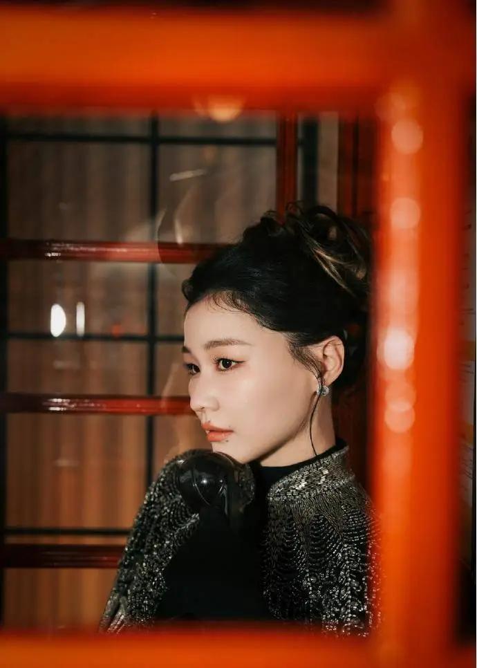 金靖，生娃后靠美貌翻红了