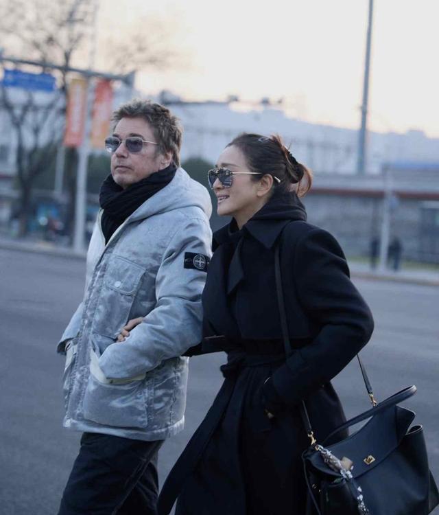 巩俐挽着老外丈夫逛北京，路人拍下后全网疯传，这画面太真实了