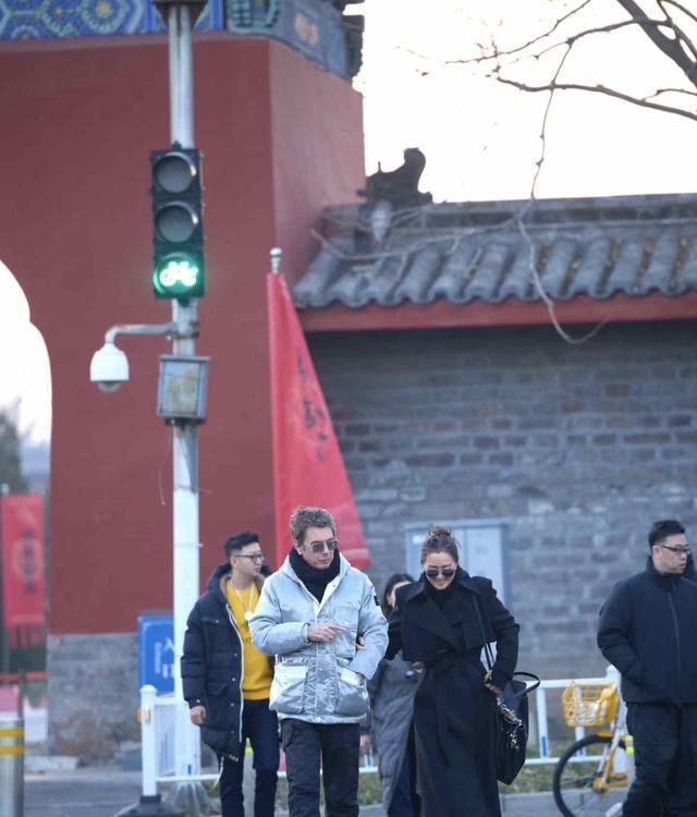 巩俐挽着老外丈夫逛北京，路人拍下后全网疯传，这画面太真实了