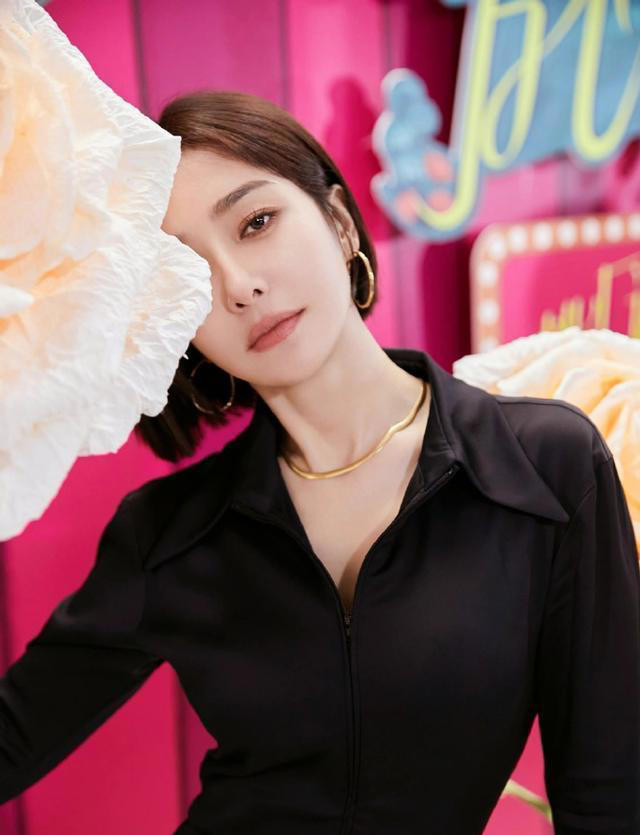 45岁的秦岚，错失初恋黄晓明，拒绝陆川的4次求婚，至今未婚未育