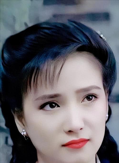 何晴离世牵旧情，与刘威4年情断，刘闪婚小13岁化妆师，51岁当爸