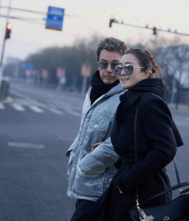 巩俐挽着老外丈夫逛北京，路人拍下后全网疯传，这画面太真实了