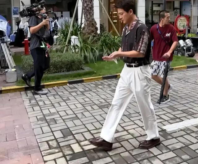 欧豪回平潭给老爸过生日，姐姐携萌娃亮相，简朴套房全家福曝光