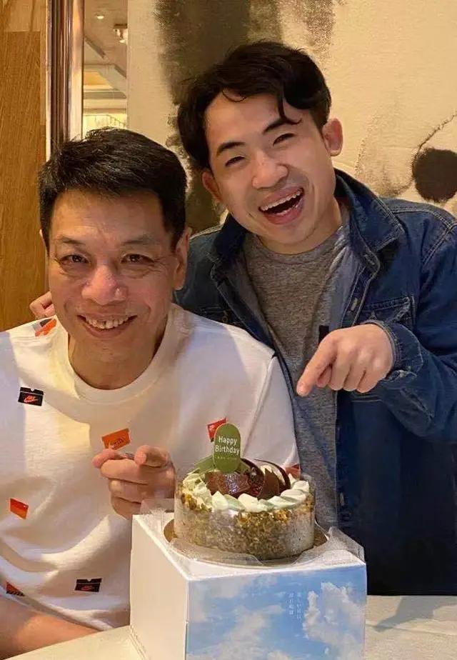 64岁周星驰爱将近况曝光,明显消瘦多白发,曾中风一度命危半身瘫痪