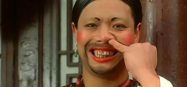 64岁周星驰爱将近况曝光,明显消瘦多白发,曾中风一度命危半身瘫痪