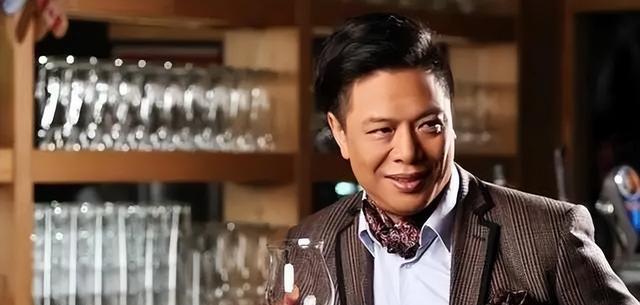 64岁周星驰爱将近况曝光,明显消瘦多白发,曾中风一度命危半身瘫痪