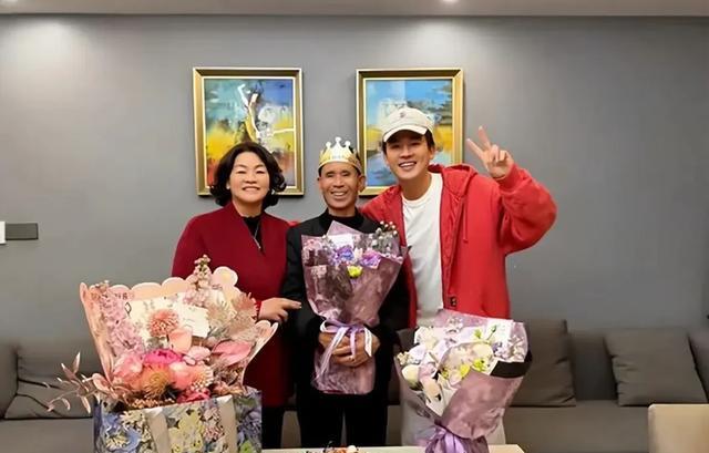 欧豪回平潭给老爸过生日，姐姐携萌娃亮相，简朴套房全家福曝光