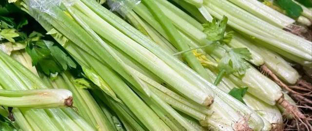 吃芹菜为什么不吃叶子？可能很多人还不清楚，看完记得转告家人