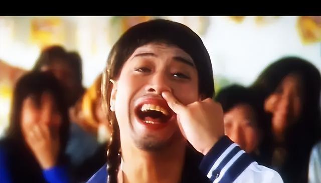 64岁周星驰爱将近况曝光,明显消瘦多白发,曾中风一度命危半身瘫痪