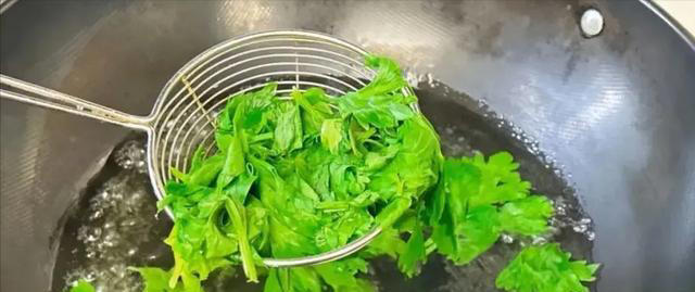 吃芹菜为什么不吃叶子？可能很多人还不清楚，看完记得转告家人