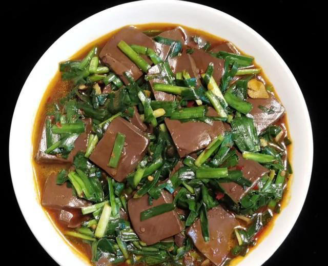 建议中老年人常吃这八道家常菜，有益眼健康，眼睛更亮，显年轻