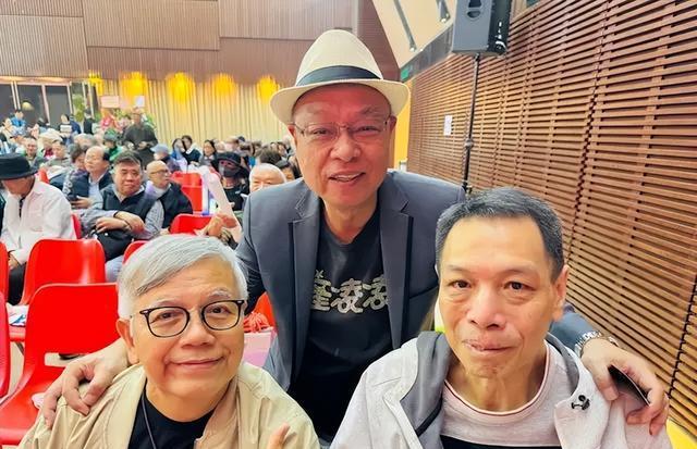 64岁周星驰爱将近况曝光,明显消瘦多白发,曾中风一度命危半身瘫痪