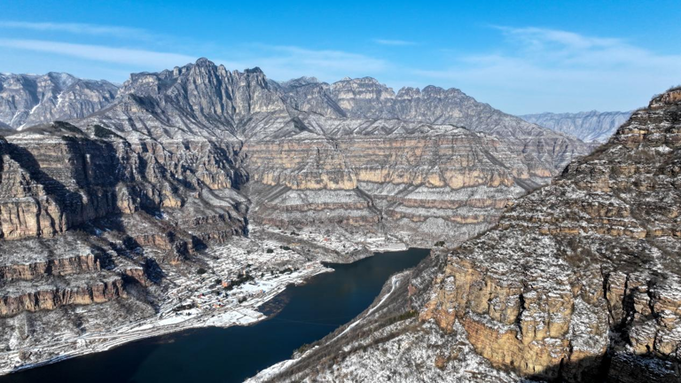 河南安阳市林州：雪后太行大峡谷银装素裹美景如画