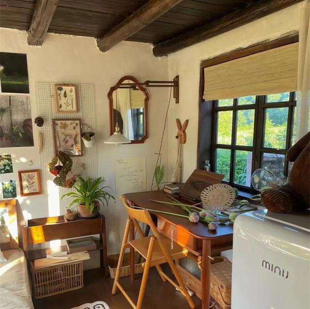 江苏一32岁太太晒出自建房，因太漂亮而走红，网友：想回农村去