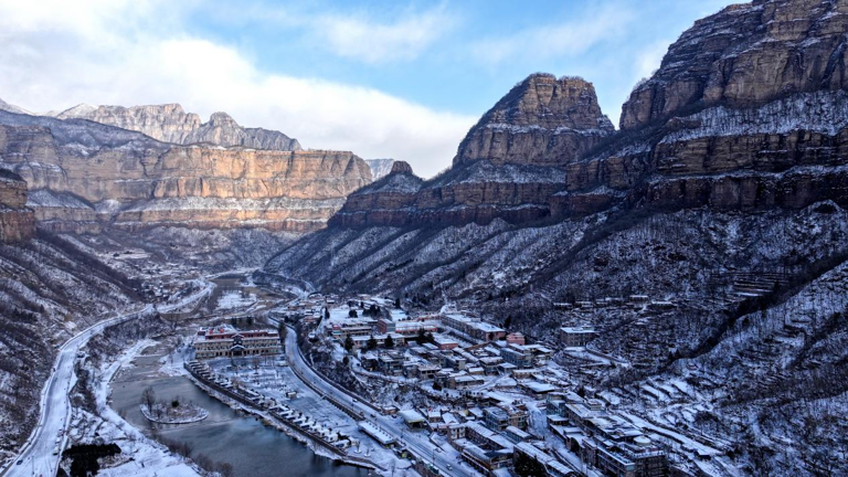 河南安阳市林州：雪后太行大峡谷银装素裹美景如画