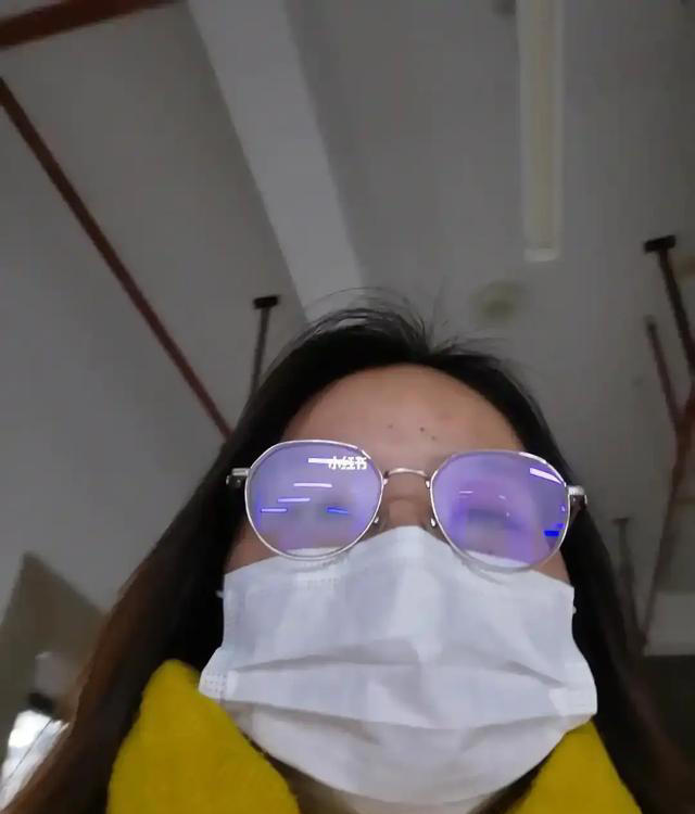 冬天戴口罩时，眼镜总是起雾 教你几个小技巧，戴一整天都不起雾 