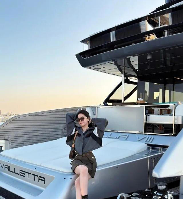 38岁刘亦菲晒照露小蛮腰，网友直呼“真瘦了”！惠英红留言：美极