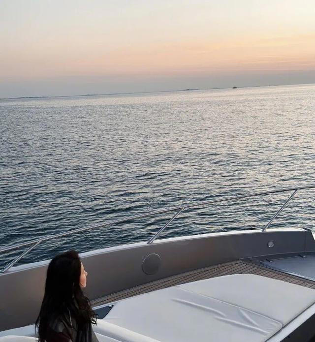 38岁刘亦菲晒照露小蛮腰，网友直呼“真瘦了”！惠英红留言：美极