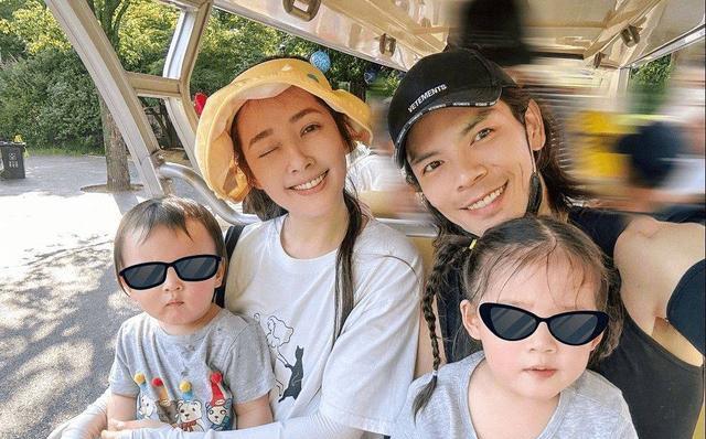 向佐晒一家四口合照：臂力担当上线，美颜滤镜成最大“彩蛋”