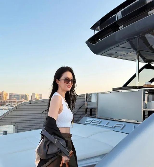 38岁刘亦菲晒照露小蛮腰，网友直呼“真瘦了”！惠英红留言：美极