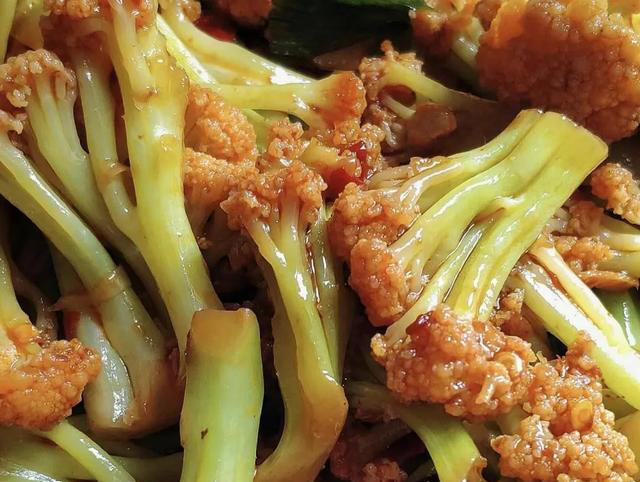 花菜有人焯水，有人直接炒，难怪不好吃，看饭店大厨咋做的！