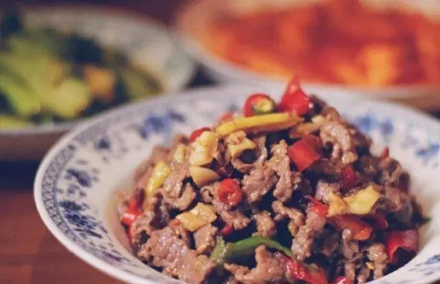 牛肉怎么炒好吃嫩滑，饭店大厨教你诀窍，再也不怕牛肉一炒就老