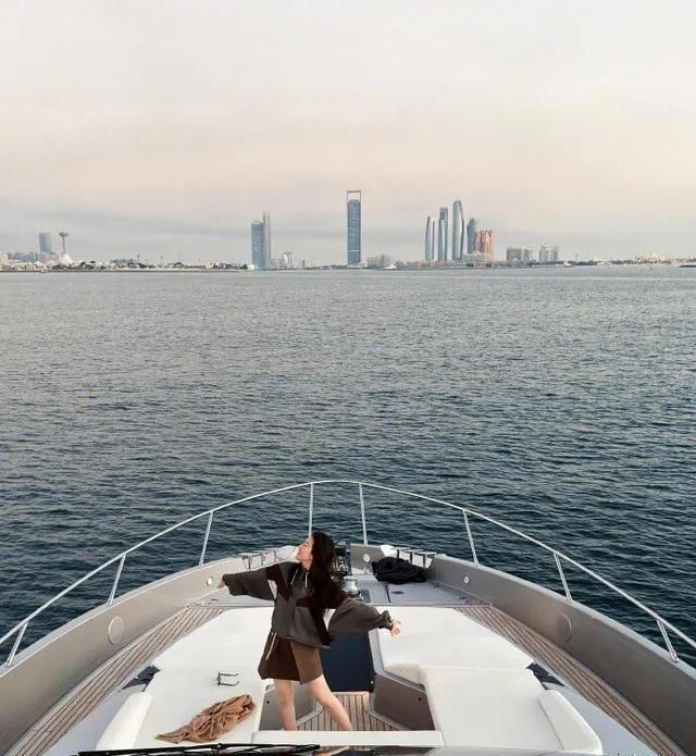 38岁刘亦菲晒照露小蛮腰，网友直呼“真瘦了”！惠英红留言：美极