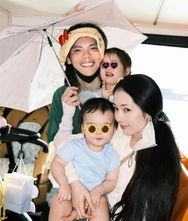 向佐晒一家四口合照：臂力担当上线，美颜滤镜成最大“彩蛋”