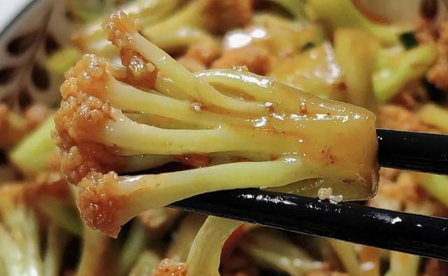 花菜有人焯水，有人直接炒，难怪不好吃，看饭店大厨咋做的！