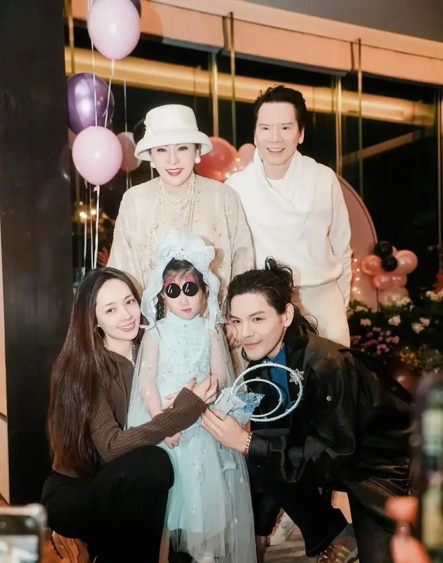 向佐晒一家四口合照：臂力担当上线，美颜滤镜成最大“彩蛋”