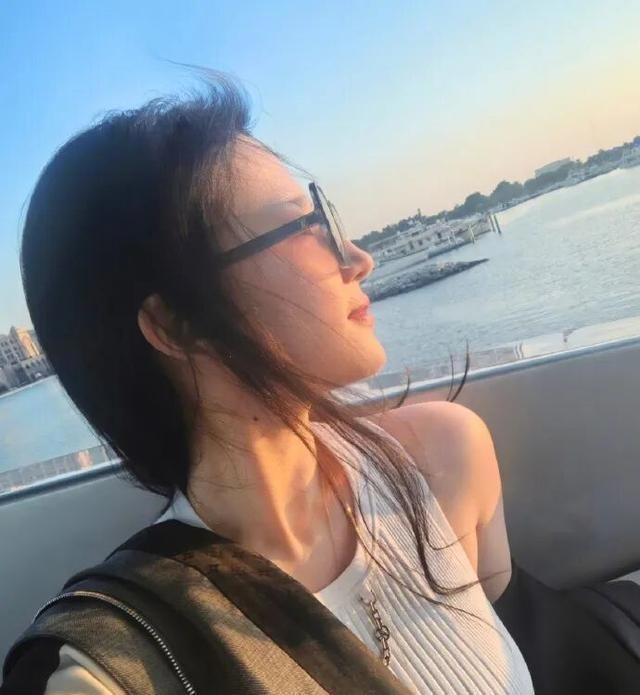 38岁刘亦菲晒照露小蛮腰，网友直呼“真瘦了”！惠英红留言：美极