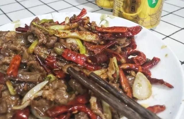 牛肉怎么炒好吃嫩滑，饭店大厨教你诀窍，再也不怕牛肉一炒就老