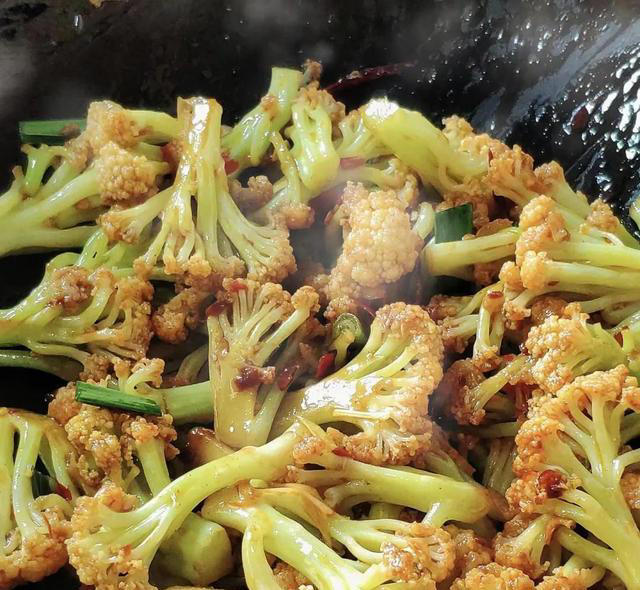 花菜有人焯水，有人直接炒，难怪不好吃，看饭店大厨咋做的！