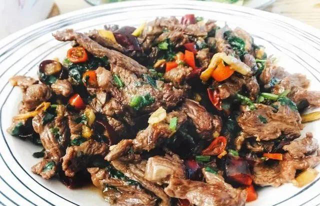 牛肉怎么炒好吃嫩滑，饭店大厨教你诀窍，再也不怕牛肉一炒就老