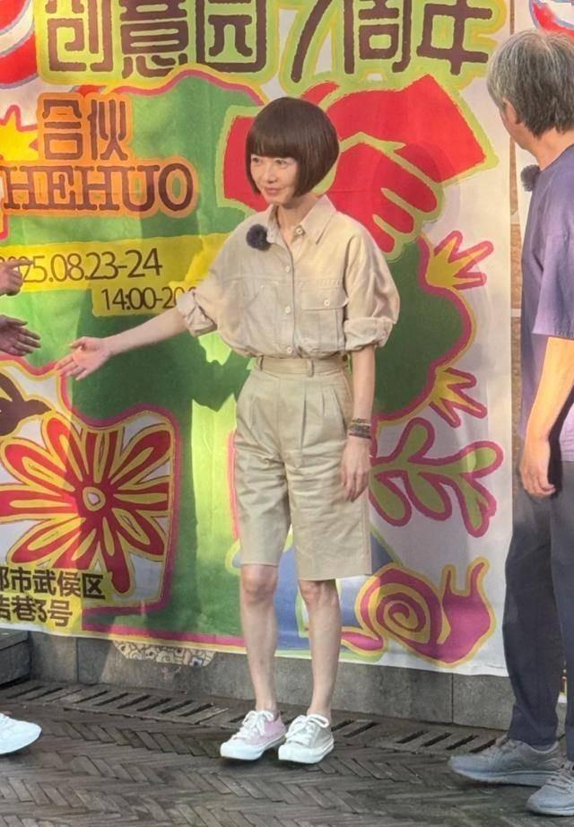 没想到，如今55岁胖出新宽度的鲁豫变养眼了，曾经的她真没法看