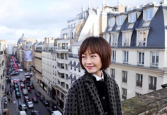 没想到，如今55岁胖出新宽度的鲁豫变养眼了，曾经的她真没法看