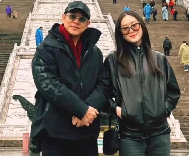 大女儿结婚仅送30万车，却将全部身家上交利智，李连杰偏心太明显？