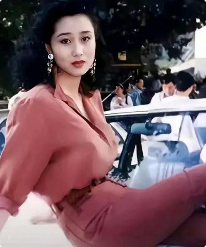 大女儿结婚仅送30万车，却将全部身家上交利智，李连杰偏心太明显？