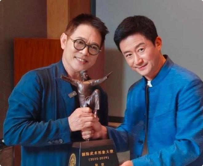 大女儿结婚仅送30万车，却将全部身家上交利智，李连杰偏心太明显？